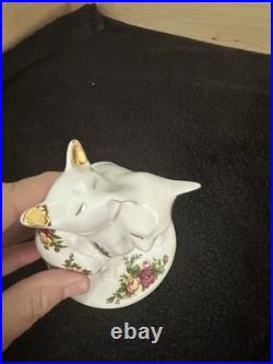 Royal Albert Old Country Roses. RARE- discontinued piece Entangled Siamese cats