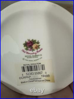Royal Albert Old Country Roses. RARE- discontinued piece Entangled Siamese cats
