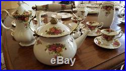 Royal Albert Old Country Roses (c) 1962 47 Piece Set Very gently used