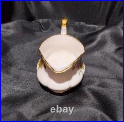Royal Albert Old Country Roses c. 1974-1980 Bone China Gravy Boat Royal Albert Old Country Roses c. 1974-1980 Bone China Gravy Boat