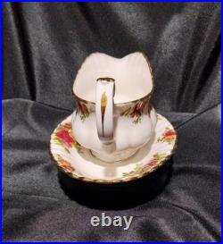 Royal Albert Old Country Roses c. 1974-1980 Bone China Gravy Boat Royal Albert Old Country Roses c. 1974-1980 Bone China Gravy Boat