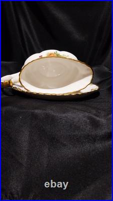 Royal Albert Old Country Roses c. 1974-1980 Bone China Gravy Boat Royal Albert Old Country Roses c. 1974-1980 Bone China Gravy Boat
