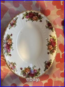 Royal Albert's Old Country Roses Bone China 1962 Vintage (102 pieces)