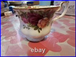 Royal Albert's Old Country Roses Bone China 1962 Vintage (102 pieces)