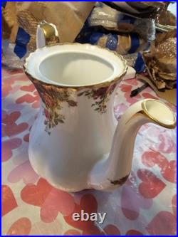 Royal Albert's Old Country Roses Bone China 1962 Vintage (102 pieces)