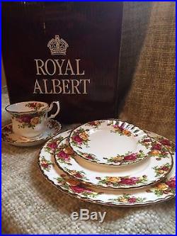 Royal Doulton-Royal Albert Old Country Roses China 4 Place Settings (20 pieces)