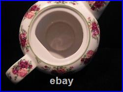Teapot Old Country Roses Cream (Green Trim) by ROYAL ALBERT Artist signed Teapot Old Country Roses Cream (Green Trim) by ROYAL ALBERT Artist signed