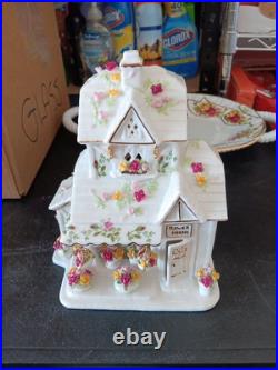 Vintage Royal Albert Old Country Rose Porcelain Lighted Flower Shoppe
