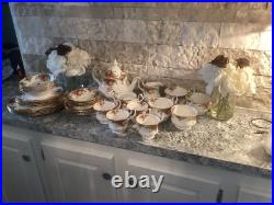 Vintage Royal Albert Old Country Roses 32 Piece Dinner Set