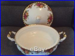 Vtg Royal Albert Old Country Roses covered casserole withhandles